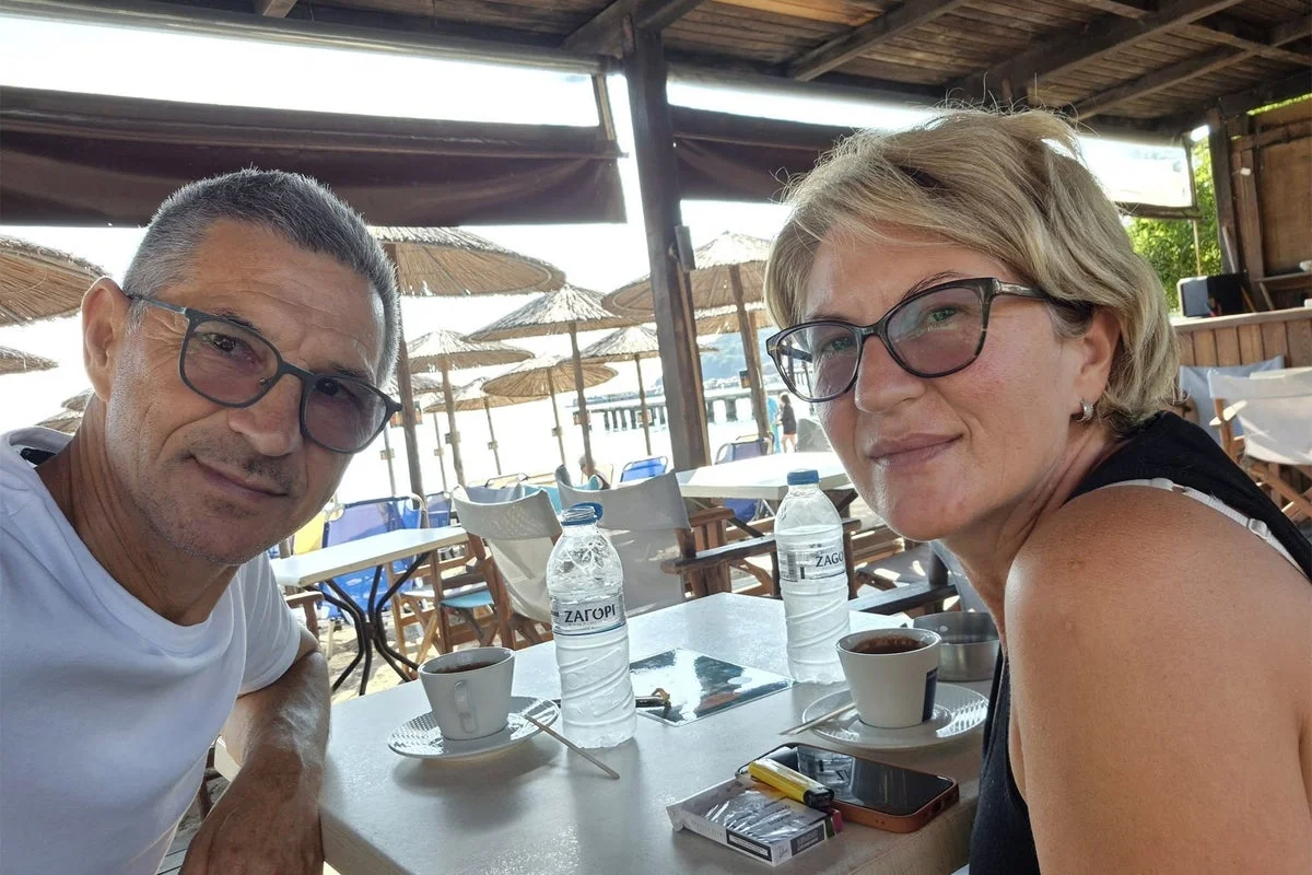 Man Injured After Being Partially Ejected from Ryanair Flight: Wife's Heroic Efforts